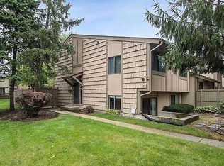 800 Oregon Trl, Roselle, IL 60172