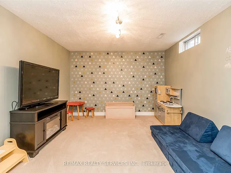 83 Janice Dr — Photo 22