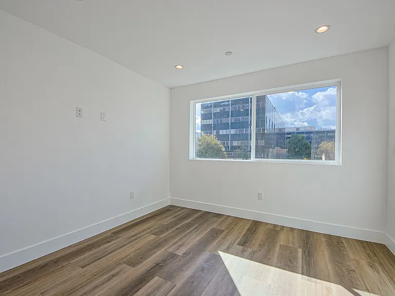 Luxury 3 & 4 Bed Townhomes a Short Walk to Topanga Village! — Photo 47