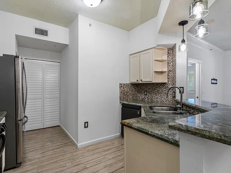 10103 Myrtlewood Cir W — Photo 6