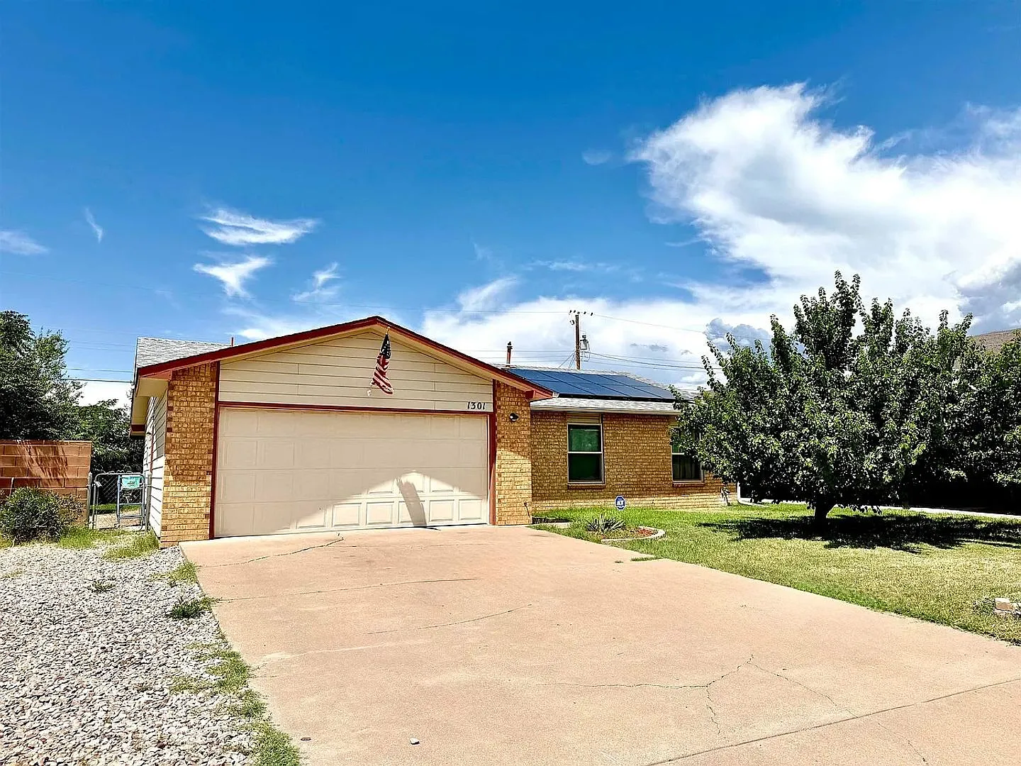 Welcome to this 3 BD, 2 Bth home situated on a corner lot!! Electric Included!! — Photo 1