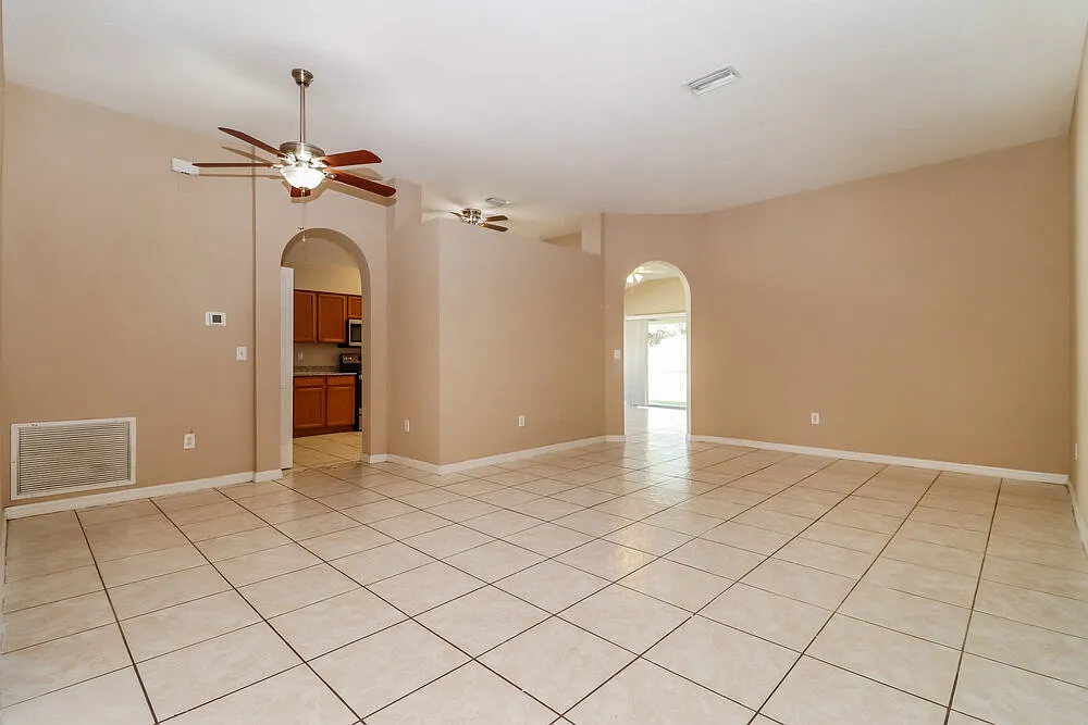 3 bed, 2.0 bath, 1693 sqft, $2,185 — Photo 4