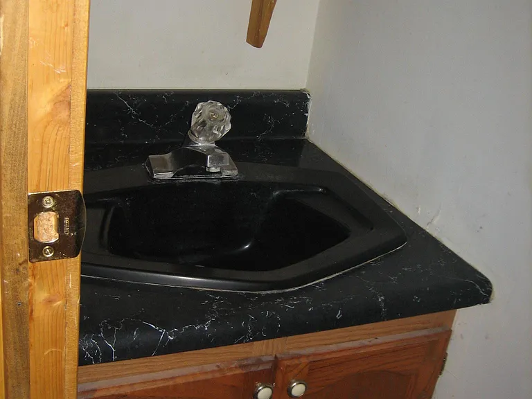 917 Forest Ave — Photo 3
