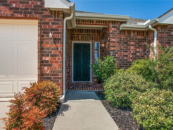 3rd image of 2728 Winterberry Ln