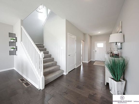 3rd image of 10521 S 113th St