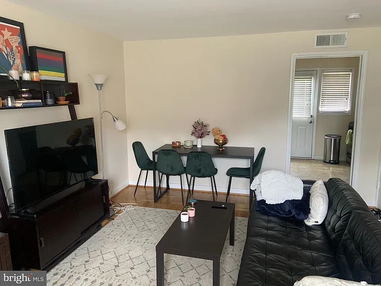 732 N Oakland St — Photo 5