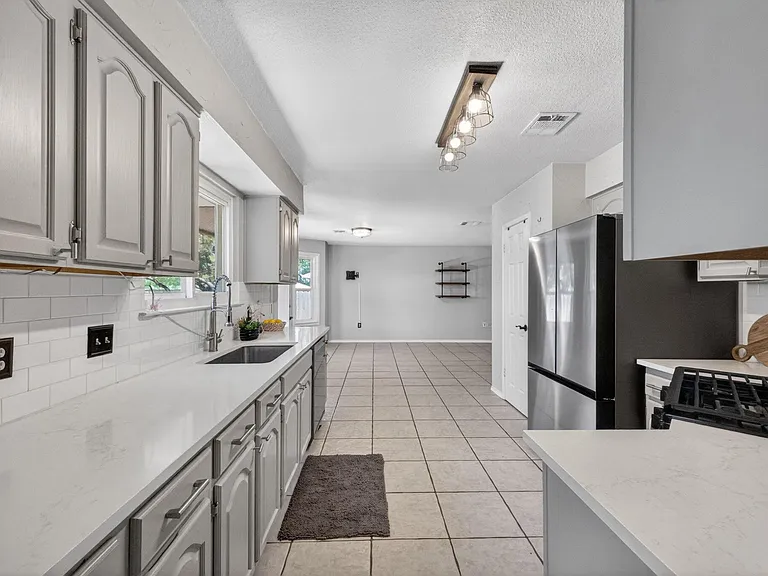 2712 Buckeye Trl — Photo 8