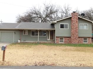 701 Oakhill Dr, Chapman, KS 67431