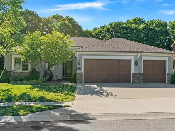 15193 NW 66th St, Parkville, MO 64152
