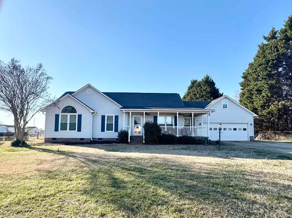 114 Moores Farm Dr, Inman, SC 29349