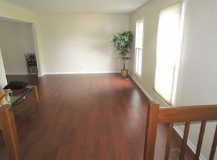 27W115 Chestnut Ln, Winfield, IL 60190