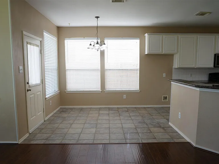 2114 Madewood Dr — Photo 7