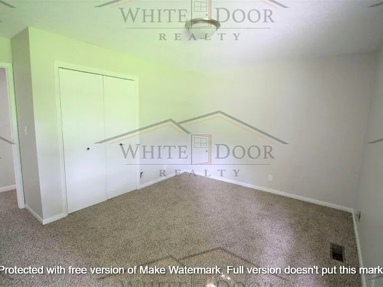 300 Vicksburg Ln — Photo 7