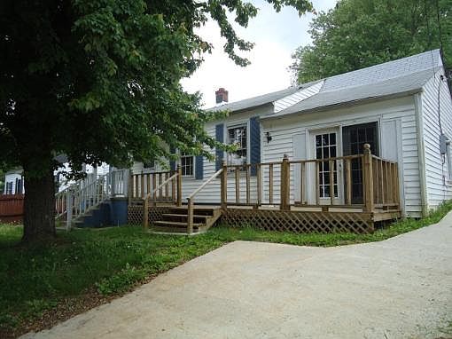2nd image of 2123 Willow St