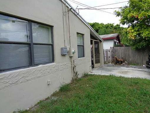 4th image of 4705 Pinewood Ave