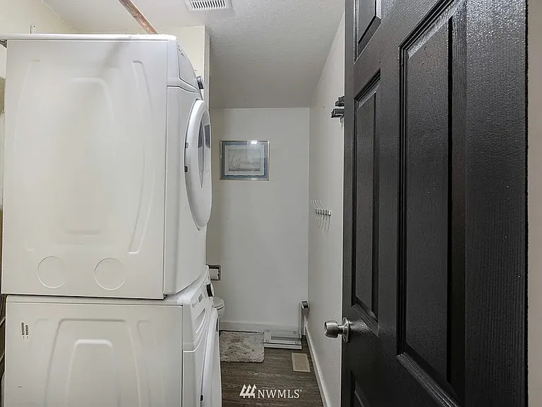 1339 Rhododendron Ct NE — Photo 10