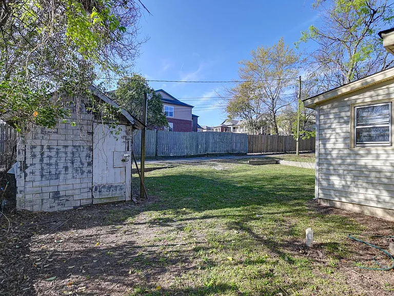 203 Augusta St — Photo 33