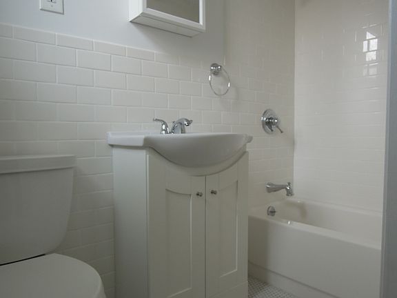 4th image of 3258 48th St APT 1L