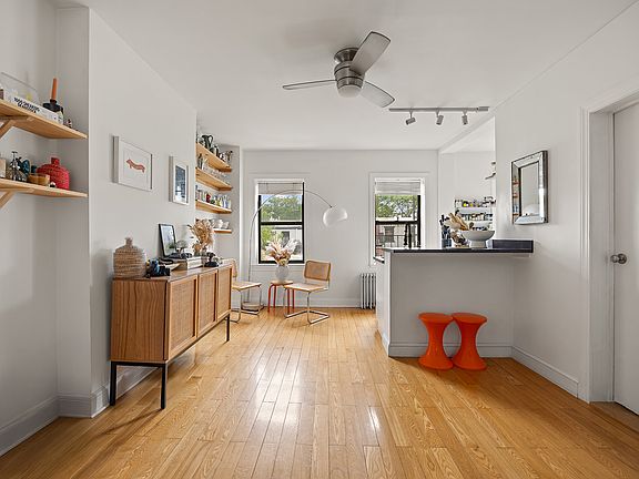 4th image of 324 De Graw St #3