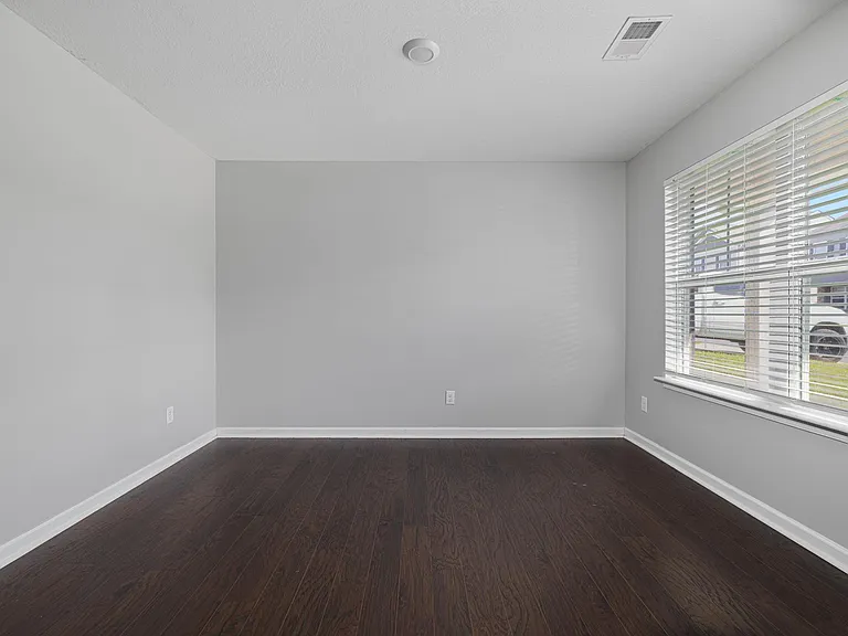 1124 Tay Sta — Photo 4
