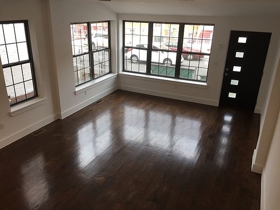 4th image of 133 E 31st St
