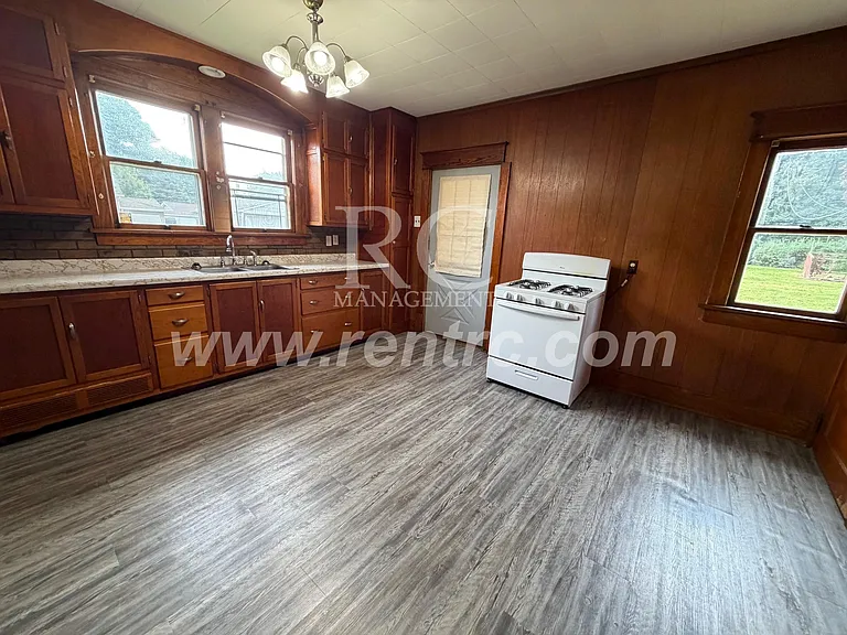 302 McKinley St — Photo 3