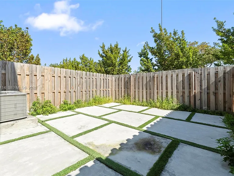 20655 NE 7th Pl — Photo 9