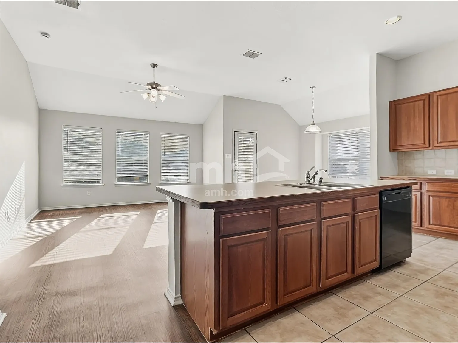 3 bed, 2.0 bath, 1490 sqft, $1,915 — Photo 4