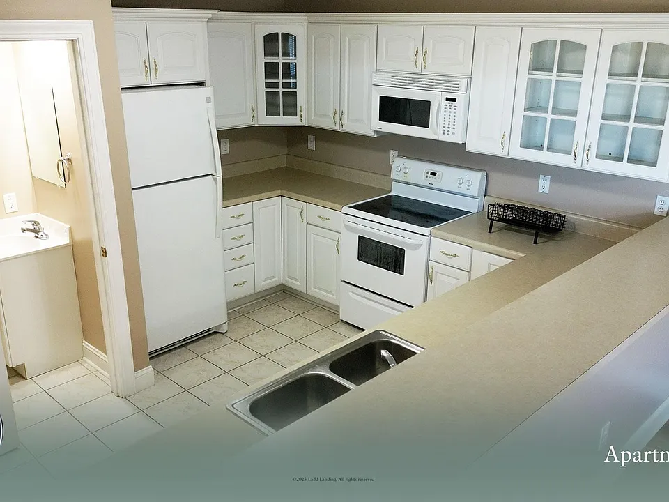 Plenty of Kitchen Cabinets
