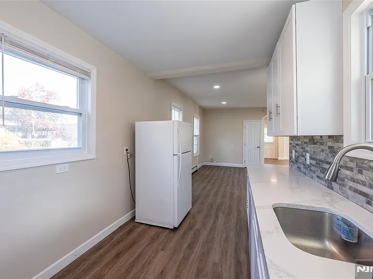 238 Van Ave — Photo 17