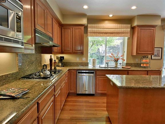 5th image of 33 Green Gables Ct