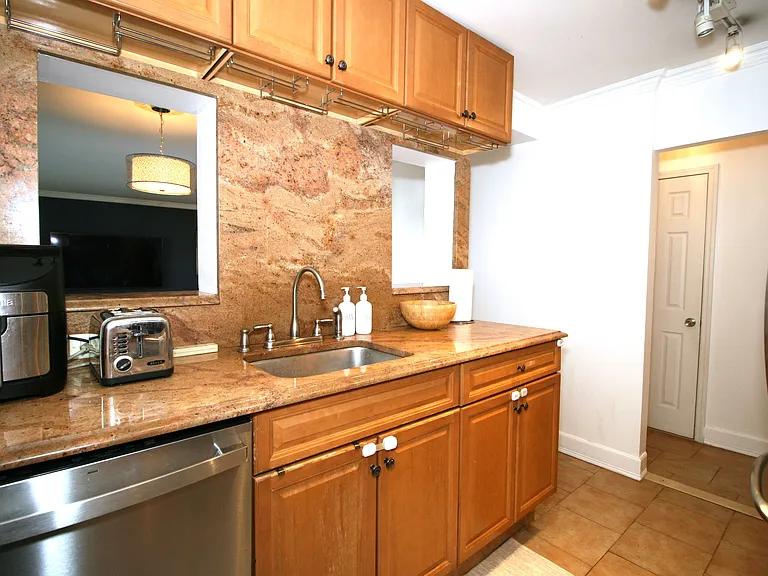 300 Winston Dr #L05 — Photo 13