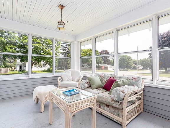 Beautiful Enclosed Porch!