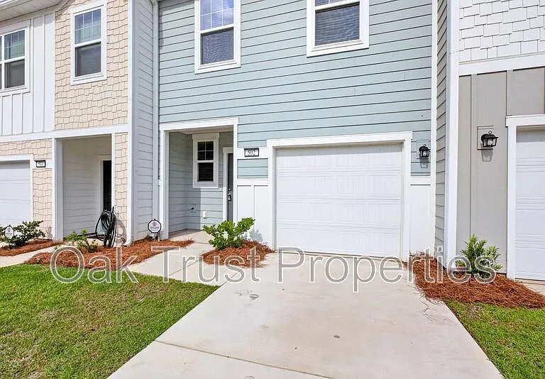 502 Townsford Ln — Photo 3