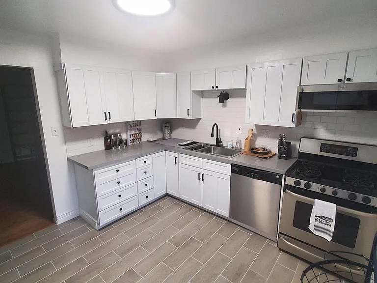 745 Center St — Photo 2