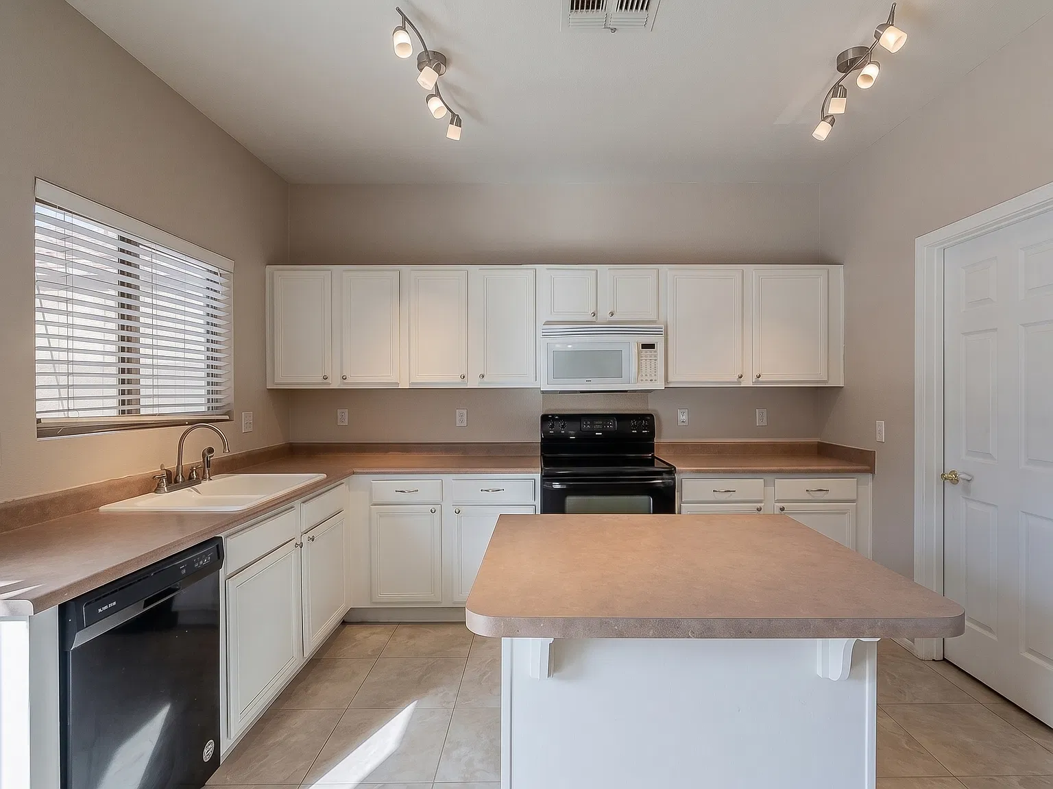 4 bed, 2.5 bath, 2300 sqft, $2,400 — Photo 2
