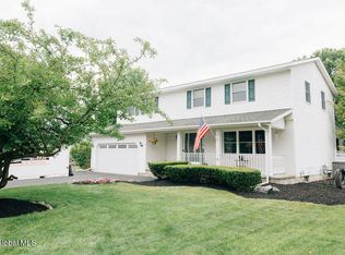 722 Bobby Ct, Niskayuna, NY 12309