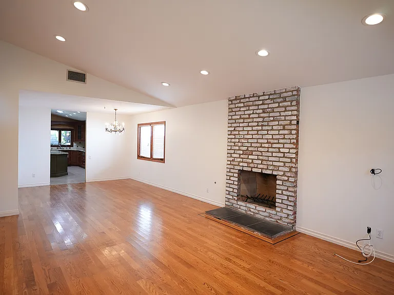 18129 Hatteras St — Photo 9