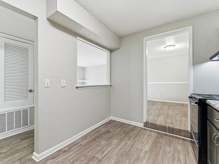 Lacota Apartments — Photo 8