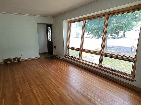 5th image of 1236 92nd Ave W
