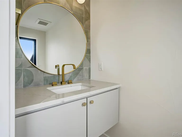 2526 S Lincoln St — Photo 37
