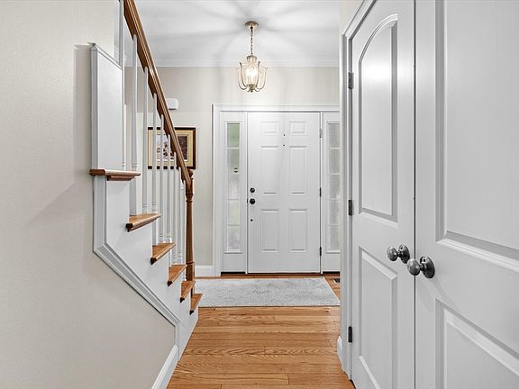 4th image of 304 Quaker St