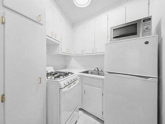 4th image of 100 Bank St APT 1G