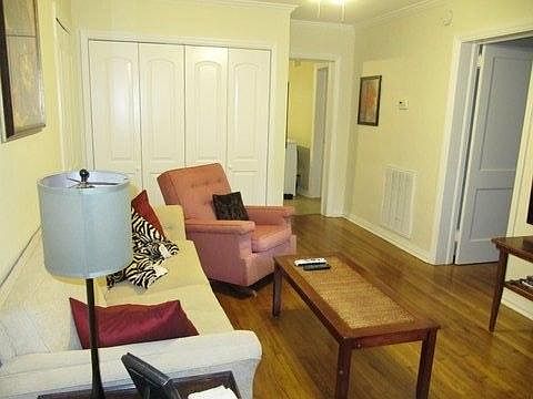 Living room (unfurnished apt))