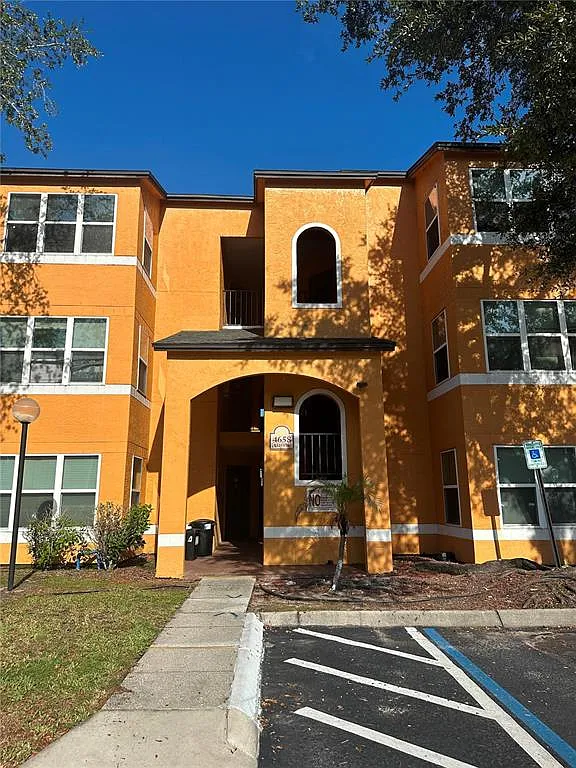 2 bed, 1.0 bath, 934 sqft, $1,600 — Photo 1