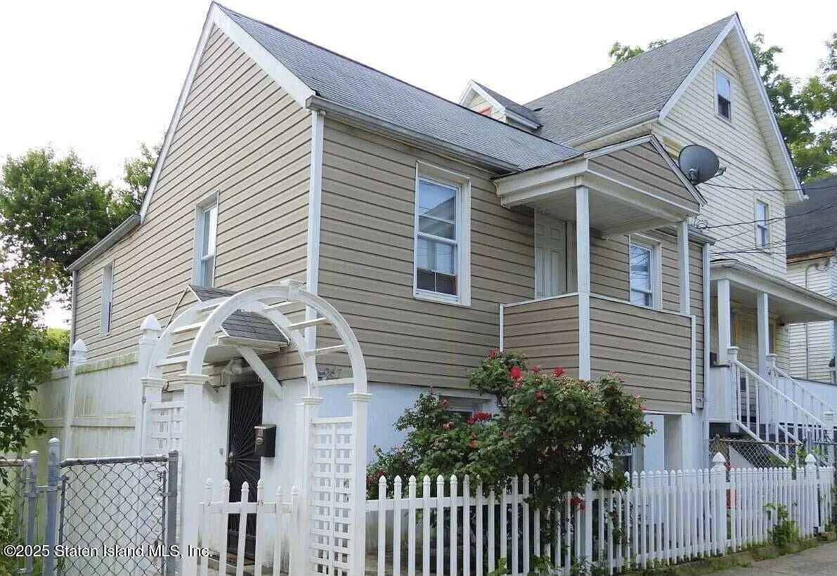267 Gordon St photo 1