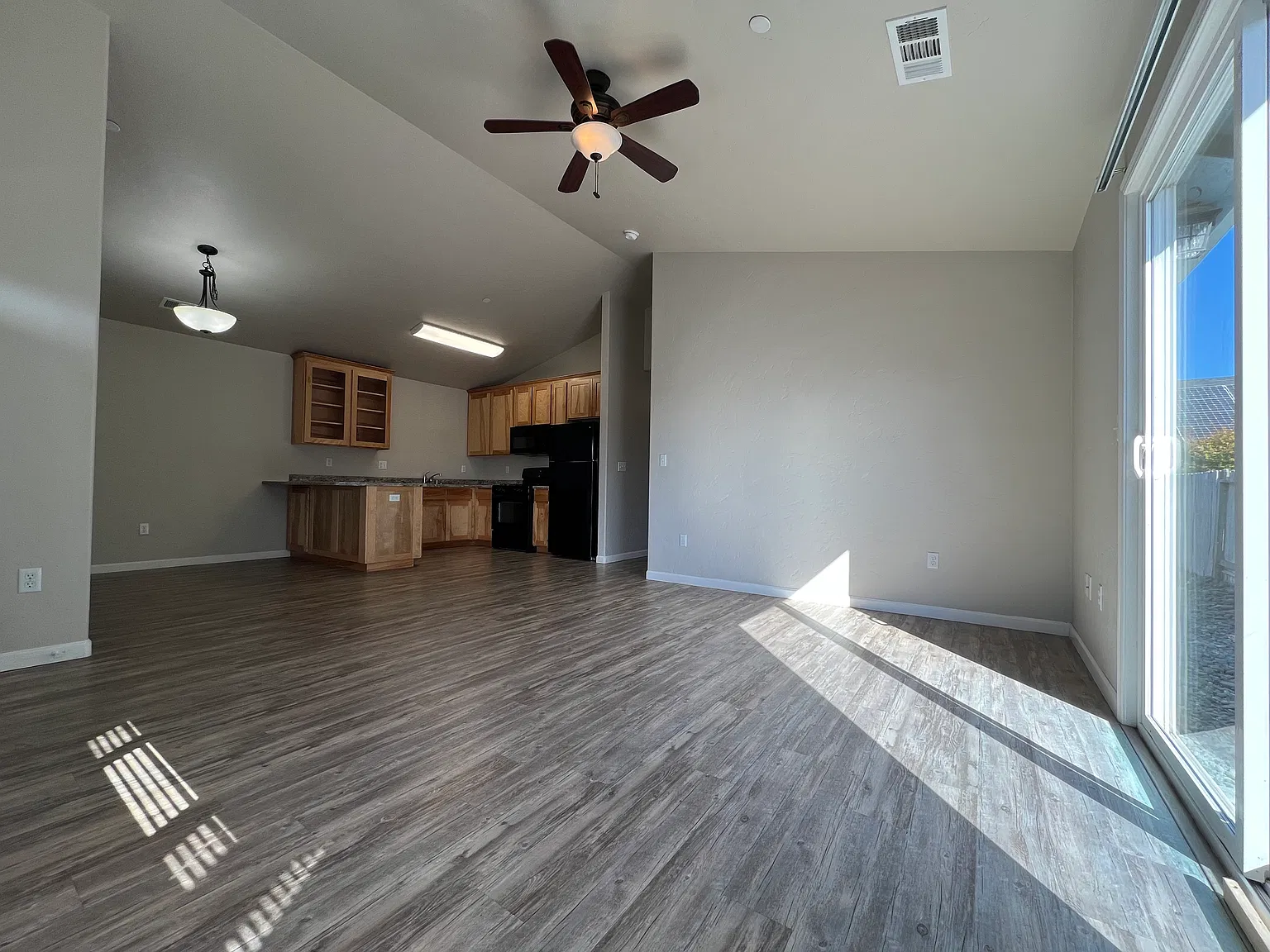 3 bed, 1000 sqft, $2,000 — Photo 3