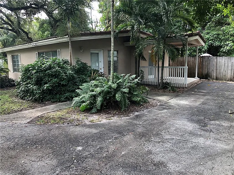1131 SE 2nd Ave — Photo 1