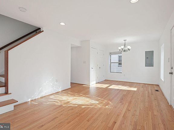 2nd image of 1021 S Dinwiddie St