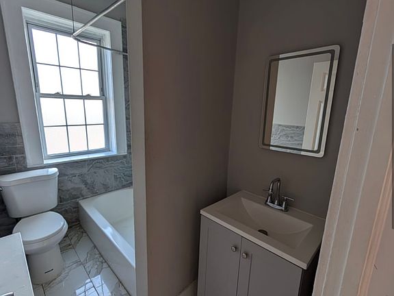 4th image of 1008 Chancellor Ave #103